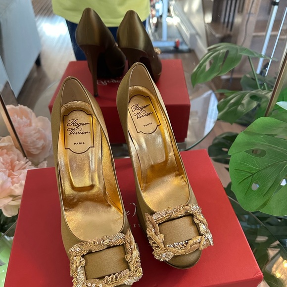 Roger Vivier Olive Satin Buckle Platform Heels Size 6.5 - Picture 2 of 5